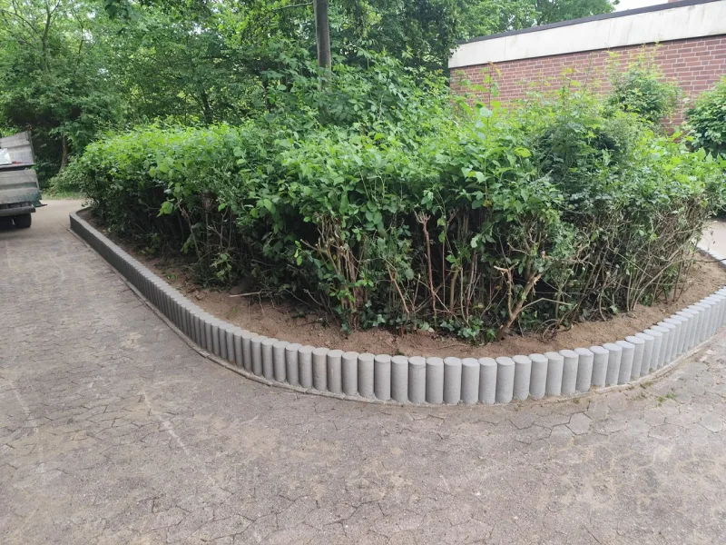 Beeteinfassung mit Betonpalisaden und Pflasterfläche