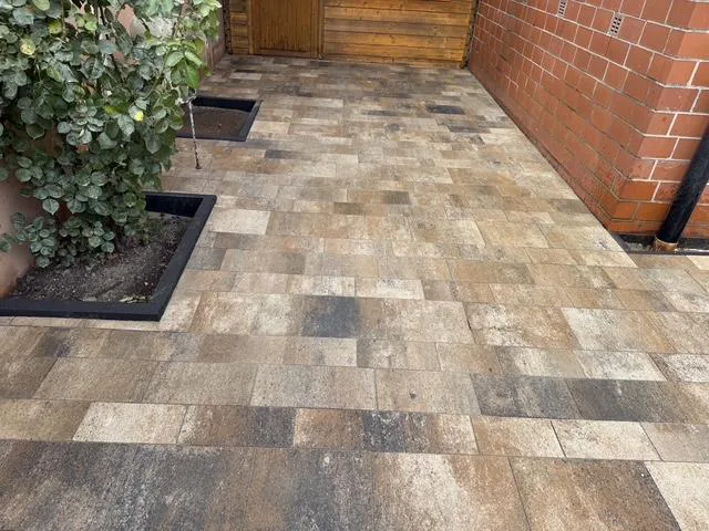 Gepflasterte Terrassenfläche vor einem Wohnhaus